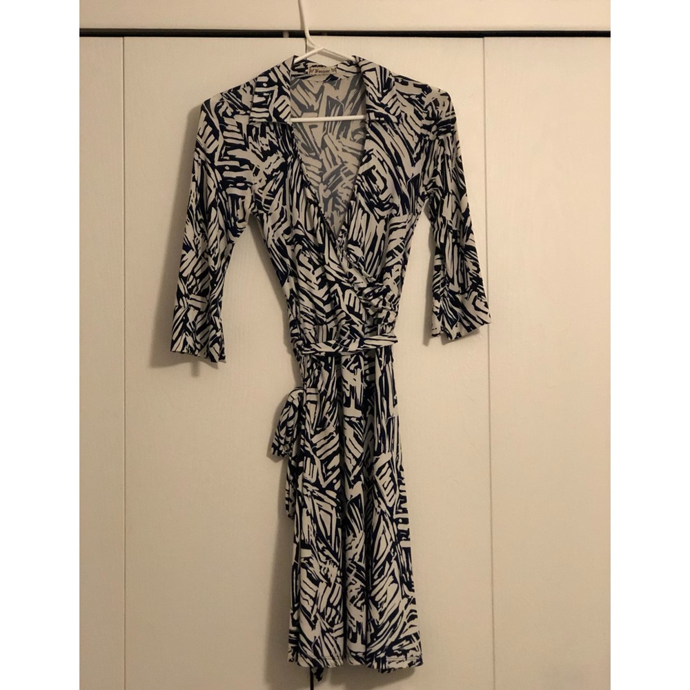Very comfortable and flattering wrap dress from Forever 21